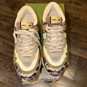 Men Gucci ultra pace, low top sneakers size 6.5 Gucci size high is 7.5 USA